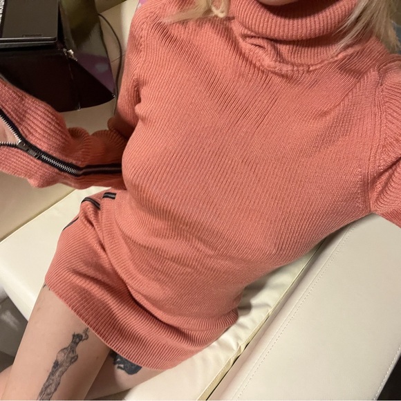 Dusty pink ribbed knit sweater dress with cool zipper details - Picture 9 of 10